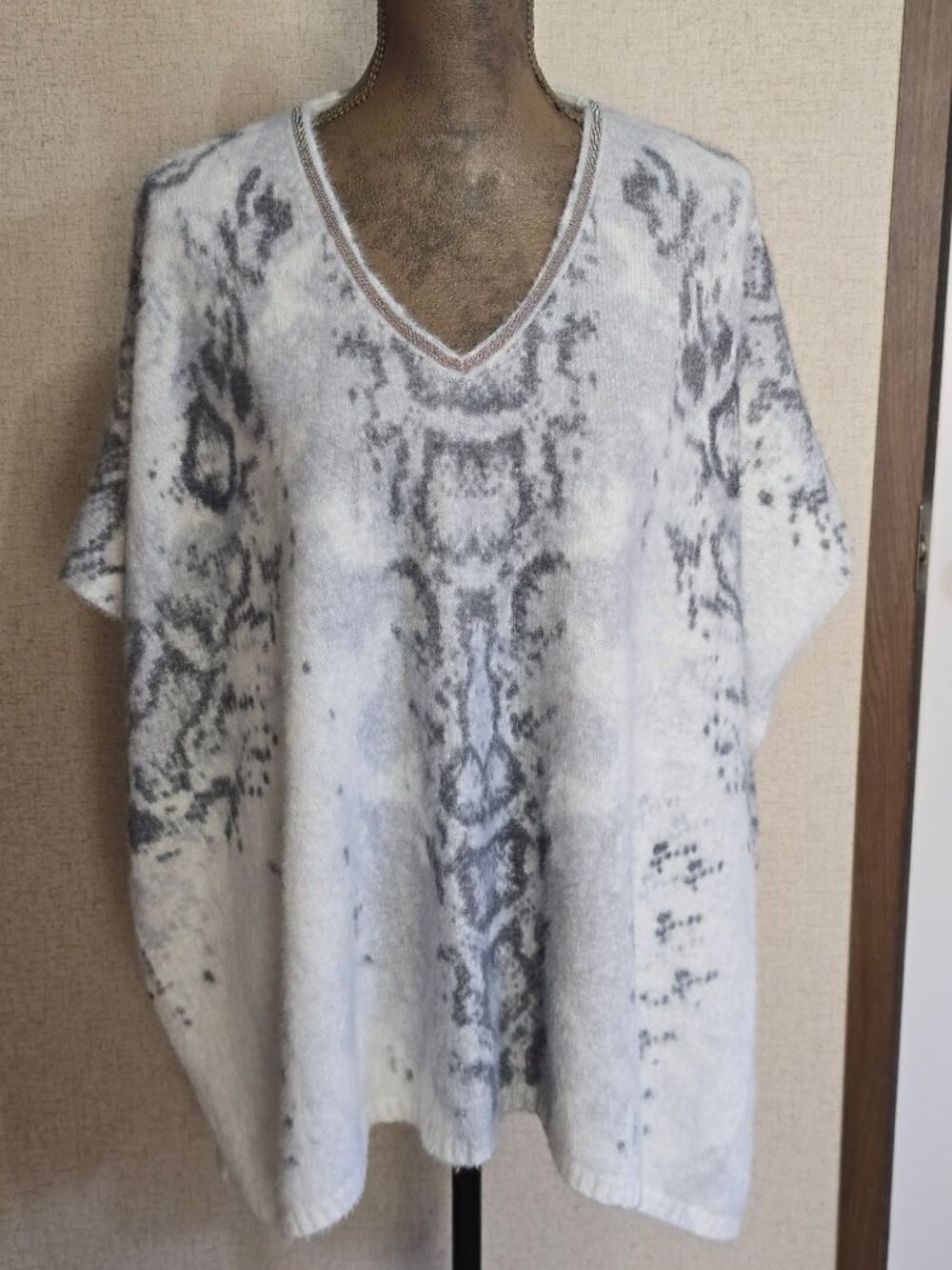 Chicos S/M Soft Knit Poncho Gray & White Abstract Print Lightweight V Neck